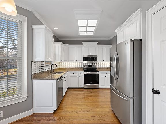 3rd image of 521 Brighton Cir