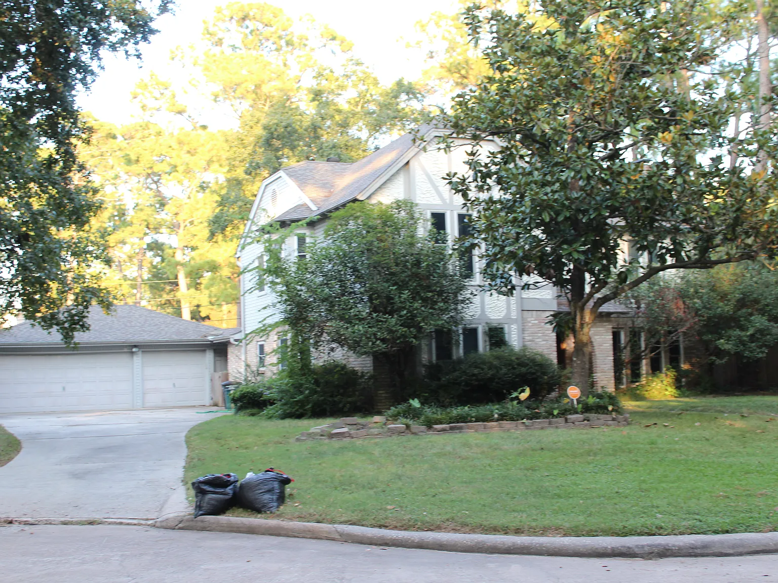 4 bed, 2.5 bath, 2708 sqft, $2,500 — Photo 2