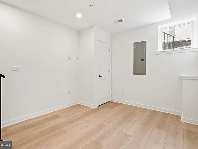 2209 Montrose St — Photo 38