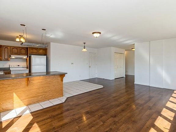 4th image of 130 W Main St