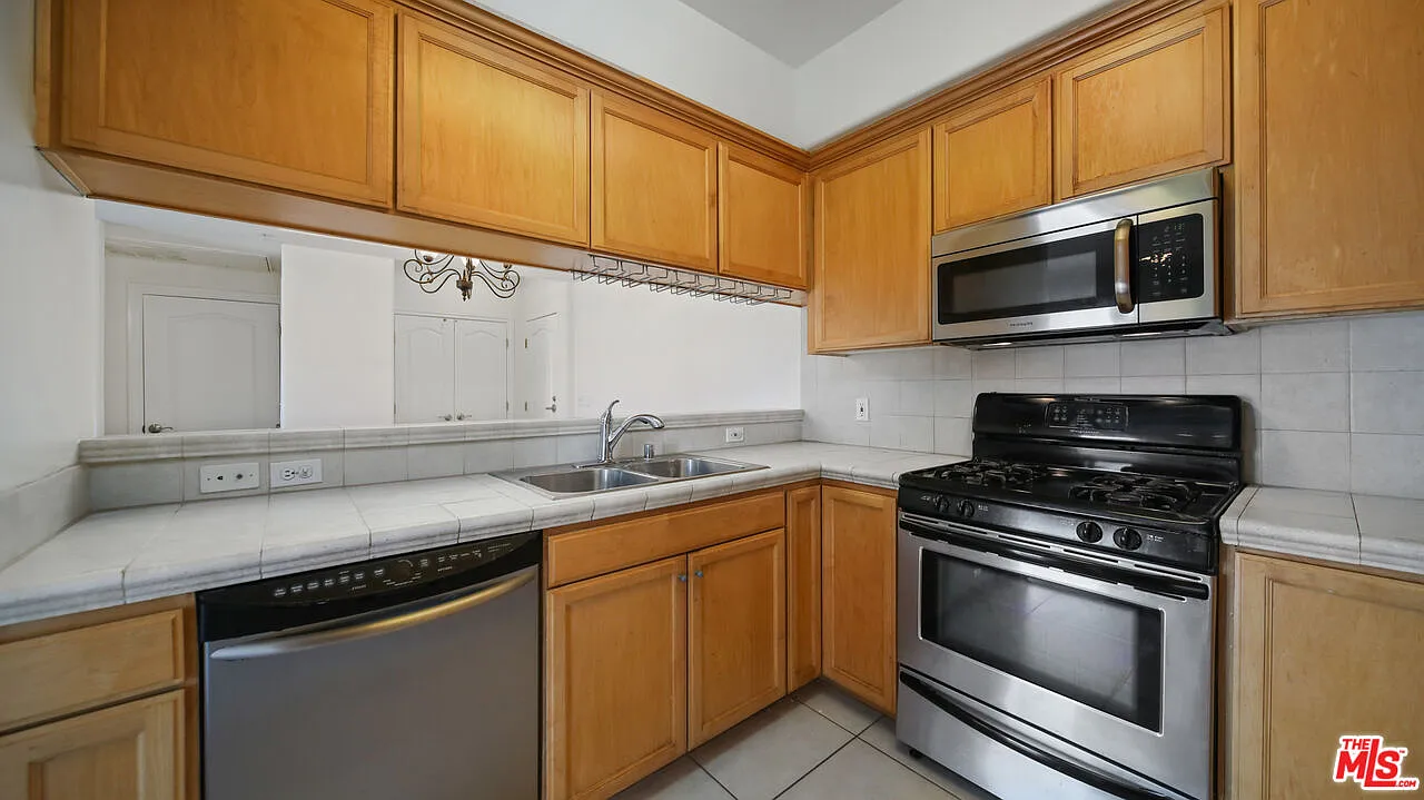 2 bed, 2.0 bath, 1100 sqft, $3,395 — Photo 2