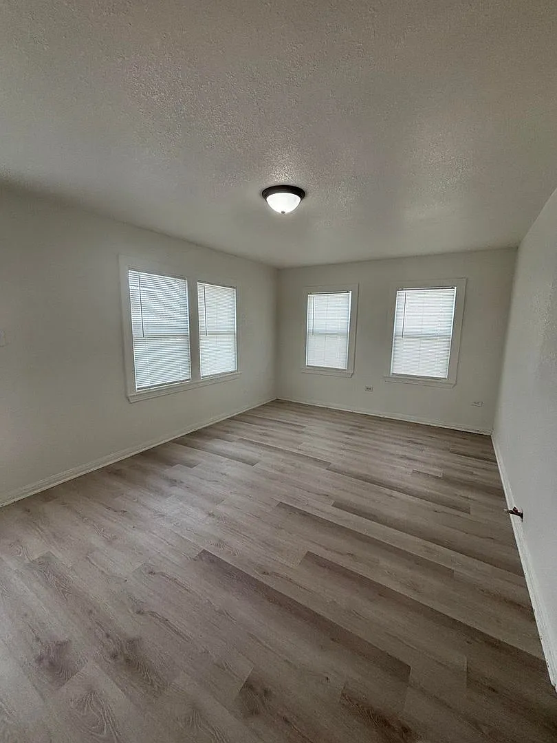 4302 Memorial Dr — Photo 2