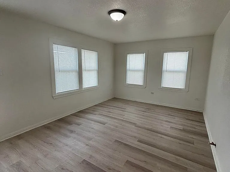 4302 Memorial Dr — Photo 2