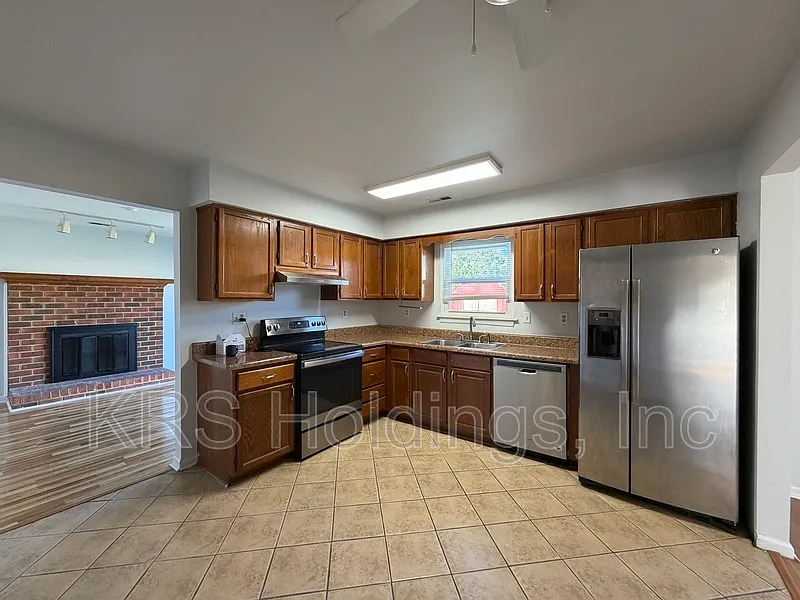 3 bed, 2.5 bath, 1648 sqft, $2,300 — Photo 3