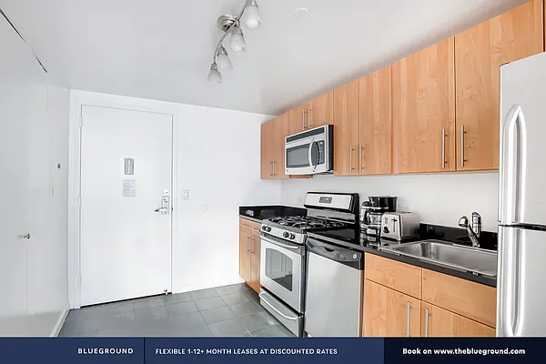 Rented by The Blueground | media 308