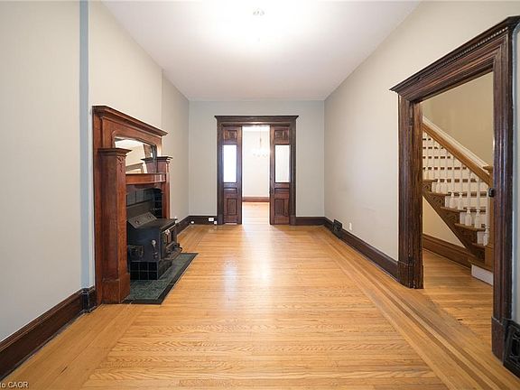 5th image of 102 Pearl St N