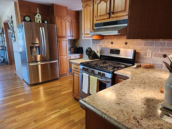 2nd image of 11 Knob Hill Rd