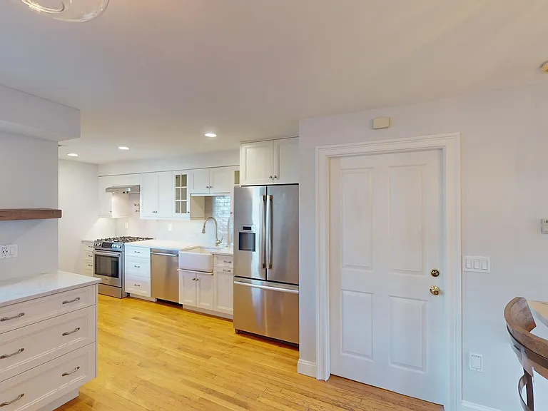214 W 7th St #2 — Photo 3