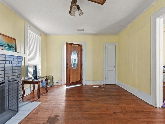 4th image of 129 W Ellawood Ave