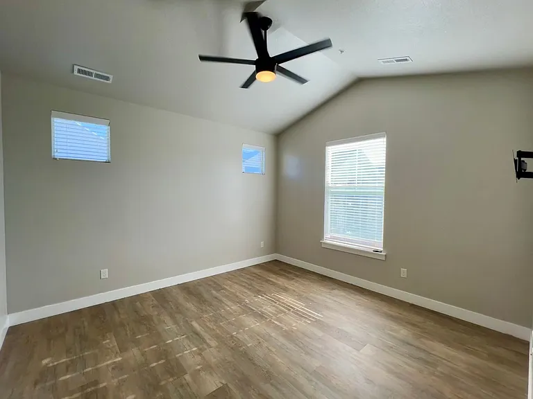 49 W Silver Springs Dr — Photo 4