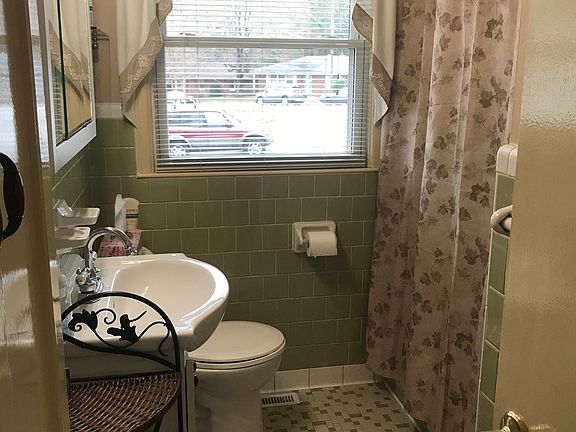 2nd image of 131 Astor Ct