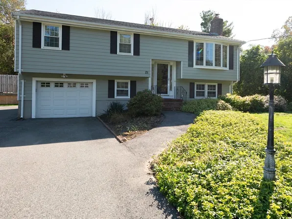 21 Laurel Ln, Raynham, MA 02767