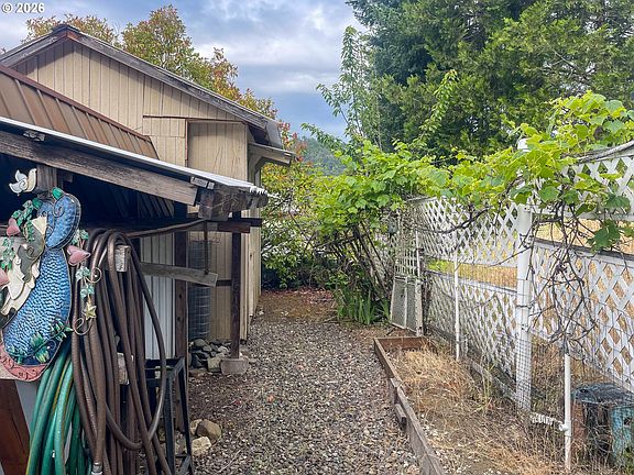 4th image of 46 NE Mary Ann Ln
