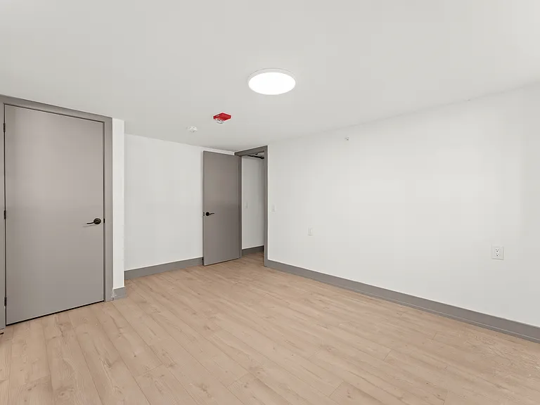 47 Wellington St — Photo 44