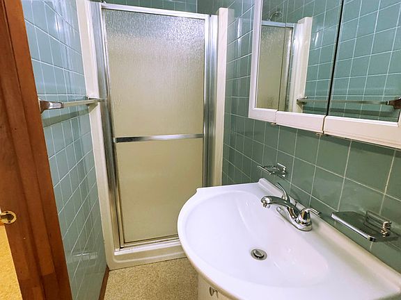 3rd image of 19 Oakwood Dr #19
