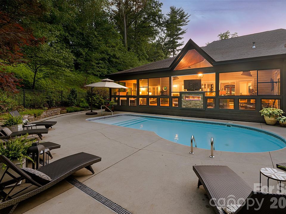 1st image of 300 White Pine Dr
