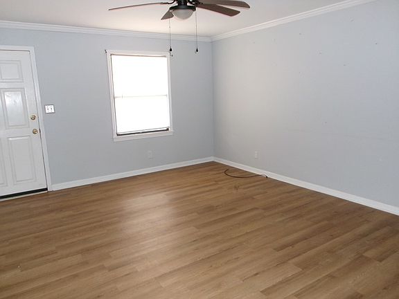 3rd image of 606 Mustang Dr