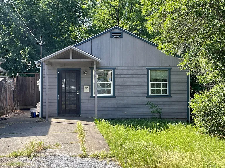 1235 Oak St — Photo 1