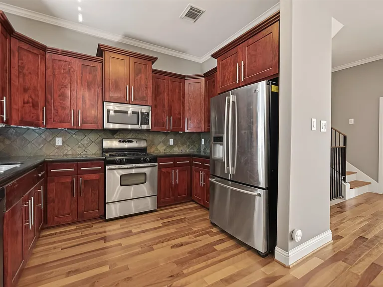 1107 Saint Charles St — Photo 13