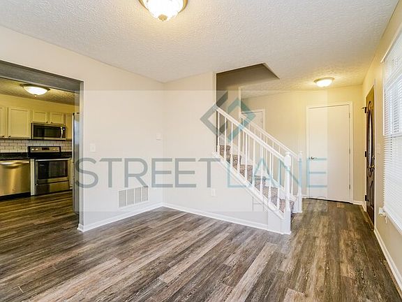 5th image of 982 Radbourne Dr