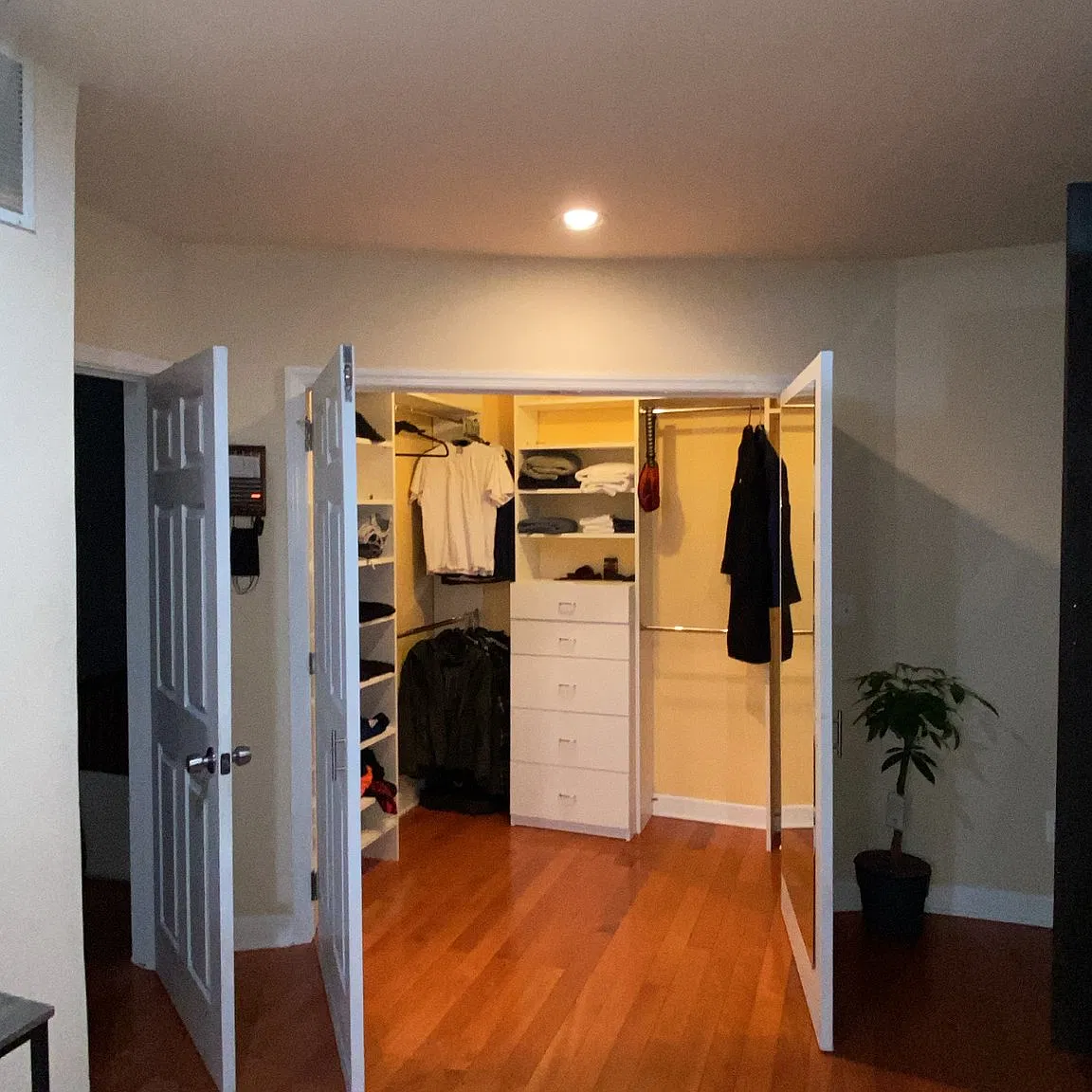 Master suite with en-suite bathroom — Photo 4