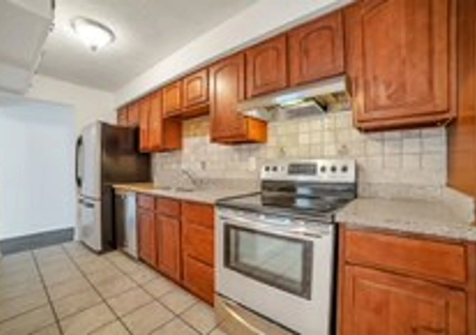 Cute remodeled 3 bedroom! Community Pool! Off Street Parking! — Photo 2