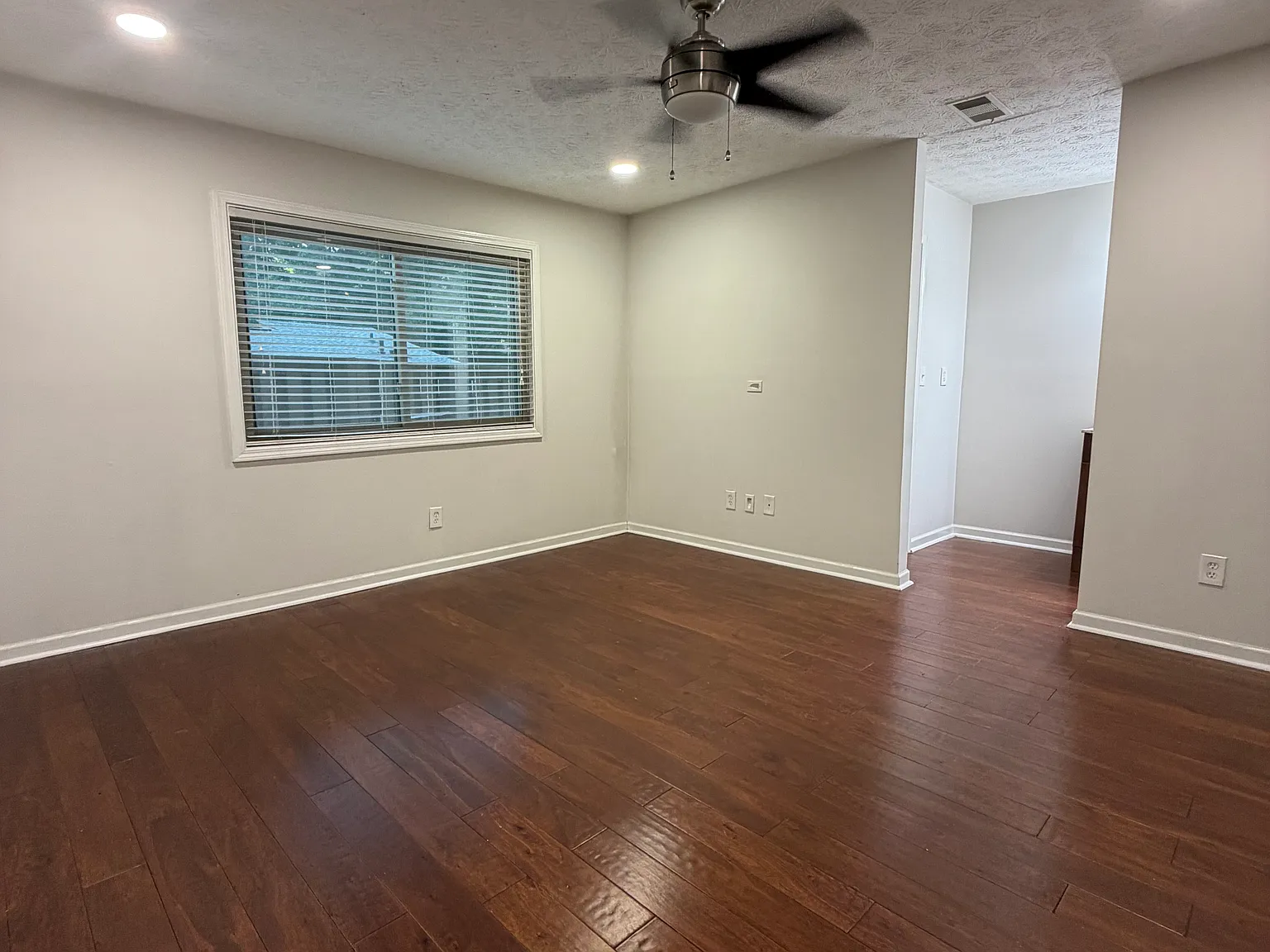 3 bed, 1624 sqft, $2,350 — Photo 3