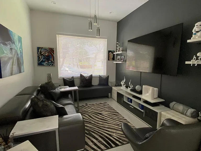 830 Bailey St — Photo 4