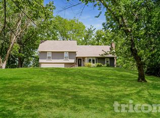 5409 NW Foxhill Rd, Parkville, MO 64152