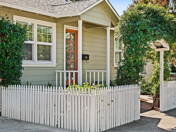 216 Plaza Street, Healdsburg, CA 95448