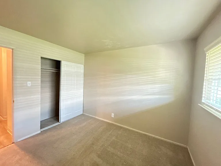 2941 Marconi — Photo 33