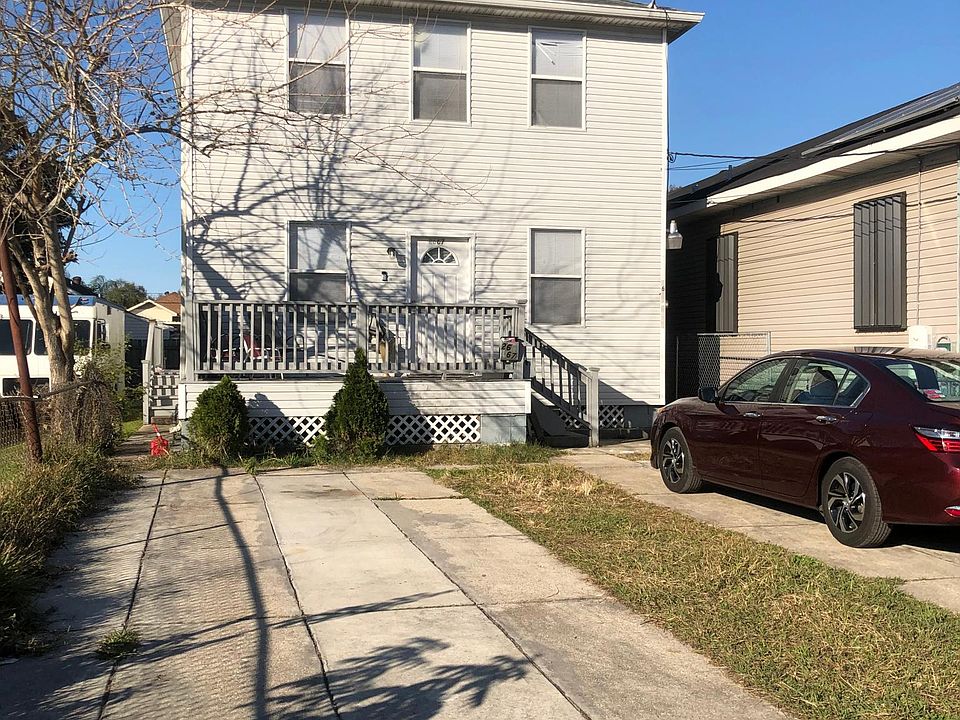 Entrance to rear unit is located on the right side of the house.