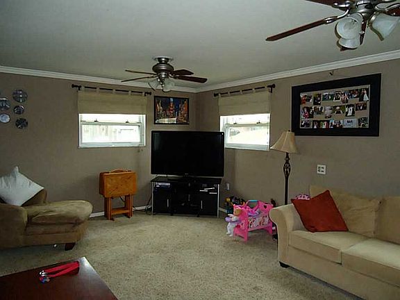 5th image of 829 Dorothy Ln