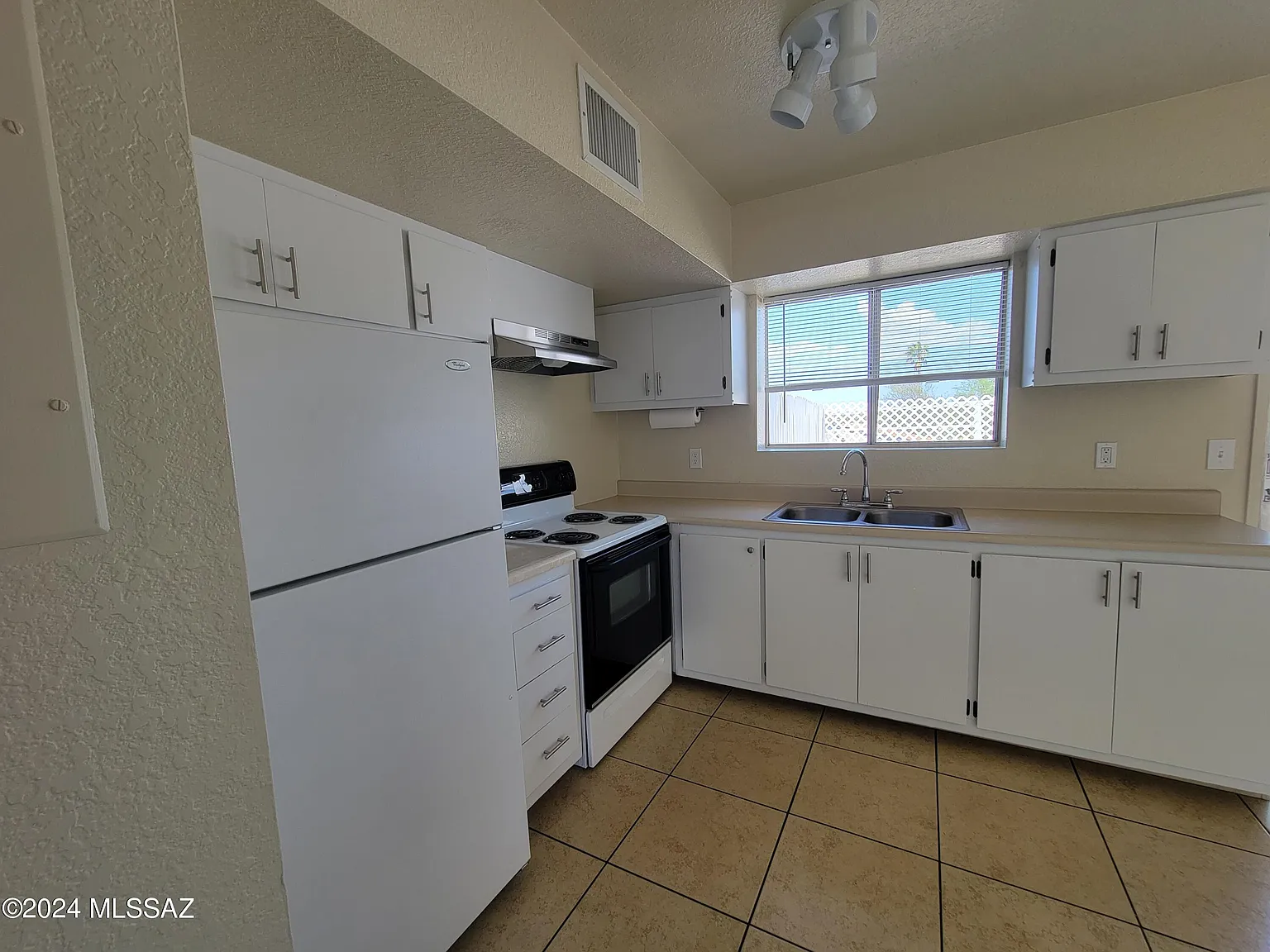 2 bed, 1.5 bath, 10509 sqft, $1,095 — Photo 2