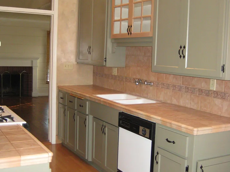 3007 Hampshire Dr — Photo 2
