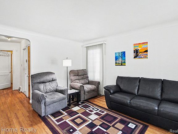 4th image of 18426 Winthrop St
