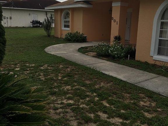 Wakway to front door.