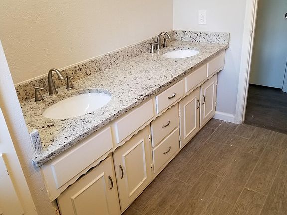 2nd bath with granite counters