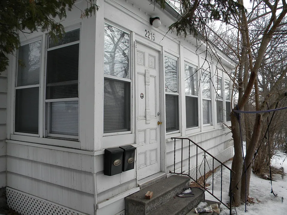 2215 Como Ave