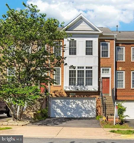 3 bed, 2.5 bath, 2347 sqft, $2,950 — Photo 3