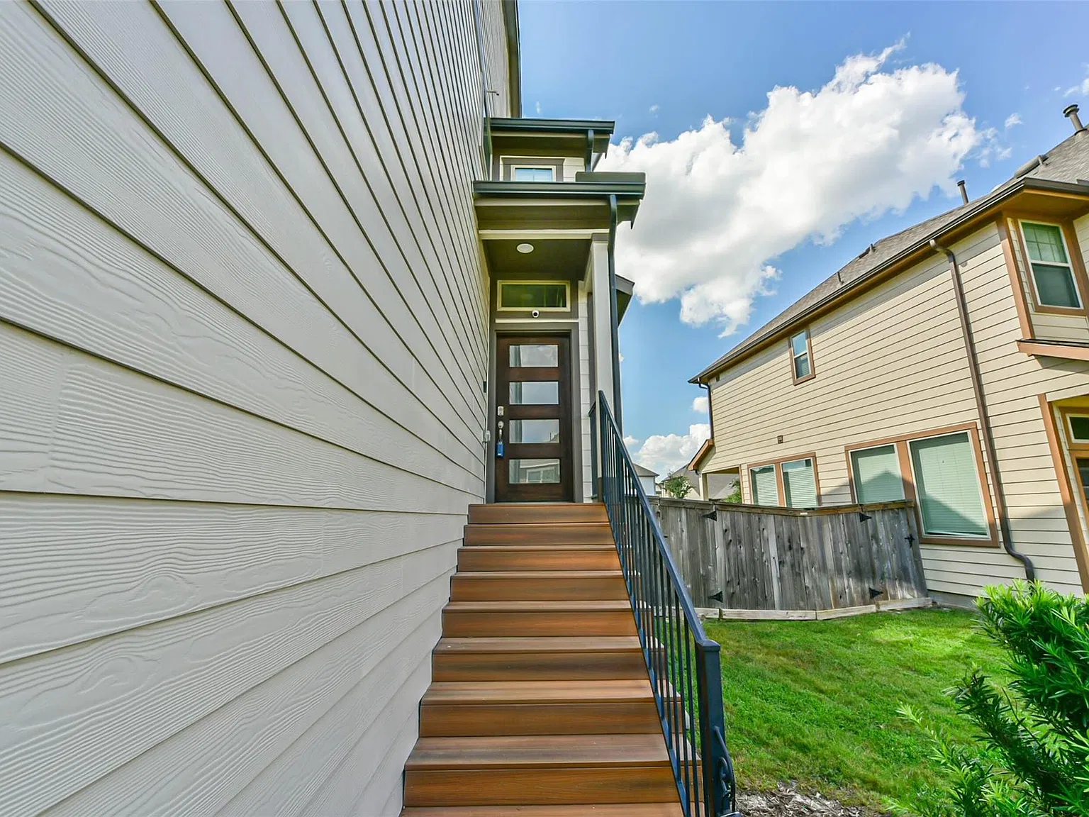 3 bed, 2.5 bath, 1960 sqft, $2,800 — Photo 3