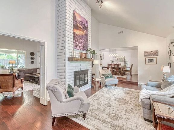 3rd image of 8476 N Del Mar Ave