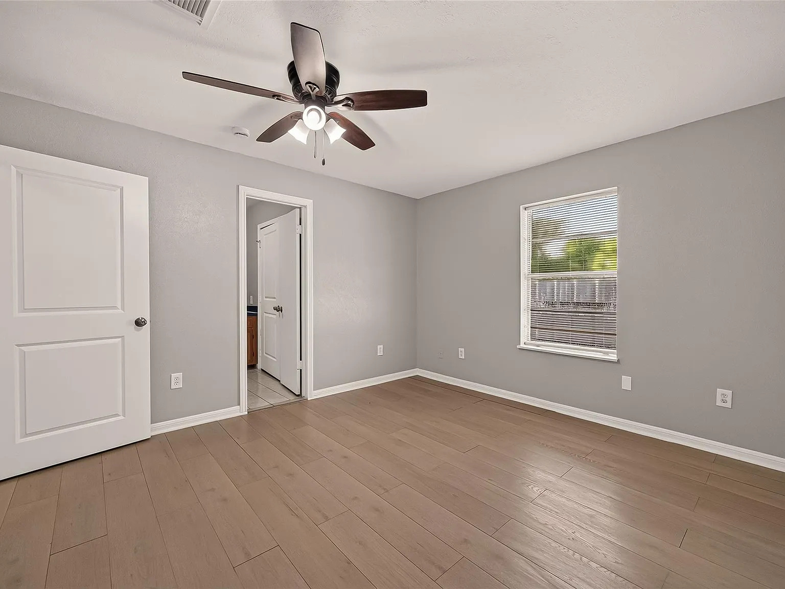 3 bed, 2.0 bath, 1184 sqft, $2,100 — Photo 2