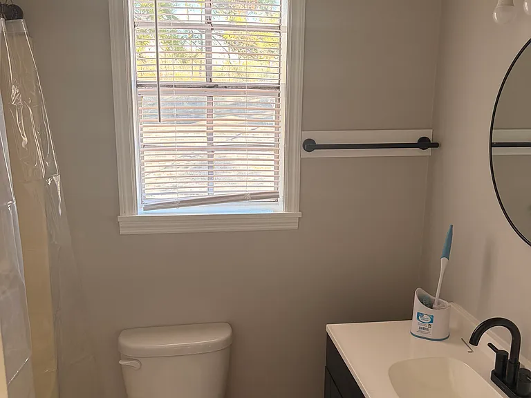 Crimson Cir — Photo 5