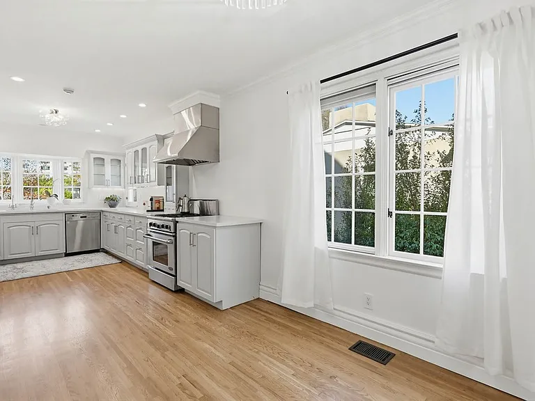 10610 Wellworth Ave — Photo 9