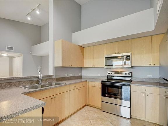 2nd image of 918 Villa Cir