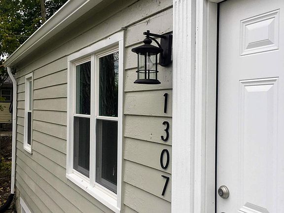 3rd image of 1307 N Tacoma Ave