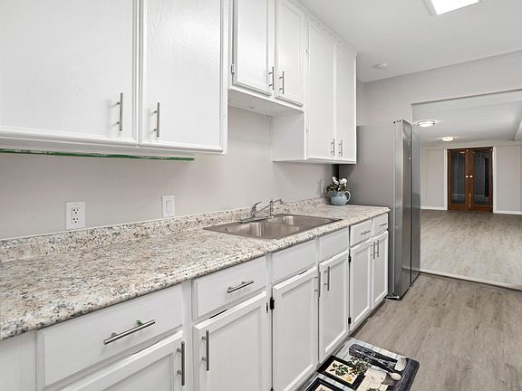 3rd image of 226 E Hutchins Pl