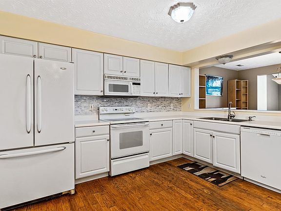 4th image of 4188 Village Dr