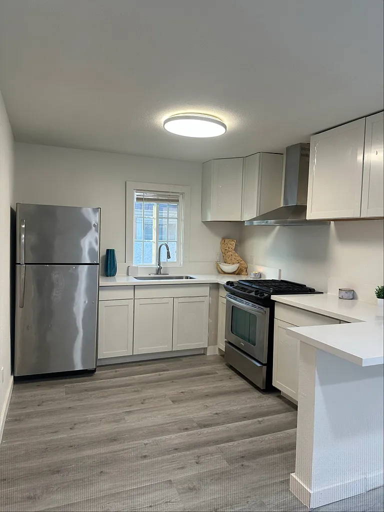 2 Bedroom 1.5 Bath Home w/ Bonus Room — Photo 2